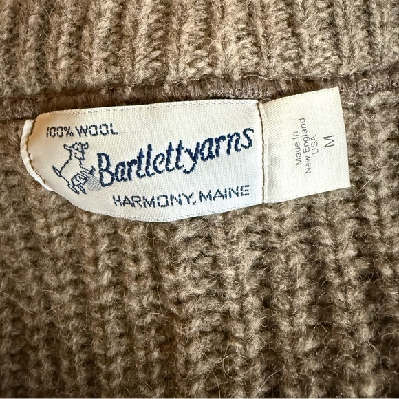 BartlettYarns Women Cardigan reverse shaker stitch with hand cast pewter button - Picture 11 of 14